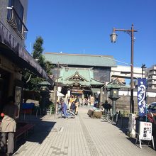 青空に映えて趣がある雰囲気でした