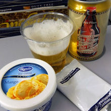 復路、選択肢無しの機内食のかわりはビールとナッツ