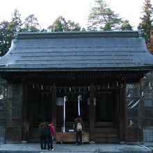 上杉神社よりも地味ですが、地元の人には大切にされています