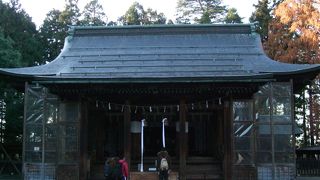 地元で尊敬されている鷹山が祀られています