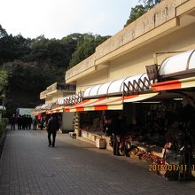 駐車場近くの土産物屋
