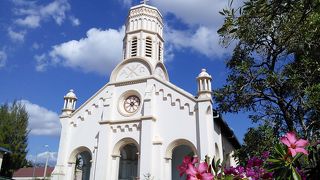 花に囲まれた教会