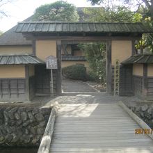 前は沢端川です。きれいです。