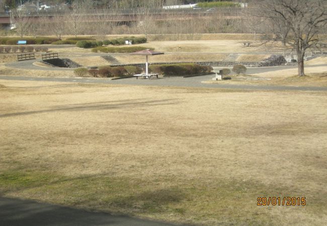 白石市内に北に流れる白石川にある広大な公園です。