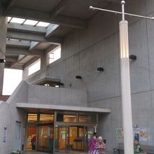 立派な施設。入口です。