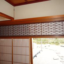 御座ノ間で書院の欄間は１枚板を麻模様を透彫に