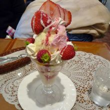 季節のフルーツパフェはイチゴ♪