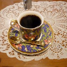 コーヒーは素敵なカップで出してくれます