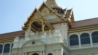 タイ様式と西洋様式の調和がとれた建築。