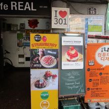 入口　お店は3階にあります