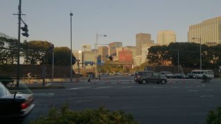 車がひっきりなし