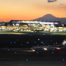 夕暮れの羽田空港。羽田から富士山まで直線距離で９７キロ。