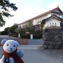 徒歩での一般的な入口です。車は運動場側の出入口から入ります