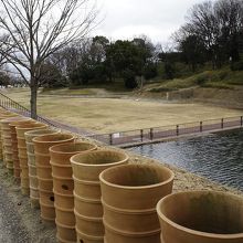 内濠から墳丘を見る