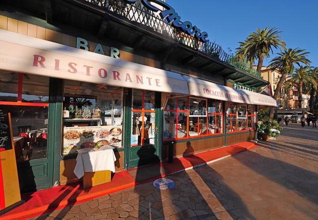 Rapalloのレストラン，海岸べりにある．素材を生かした魚介グリルがおいしい