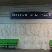ホームは地下です
