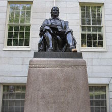 この像の足に触ると大成するようです。