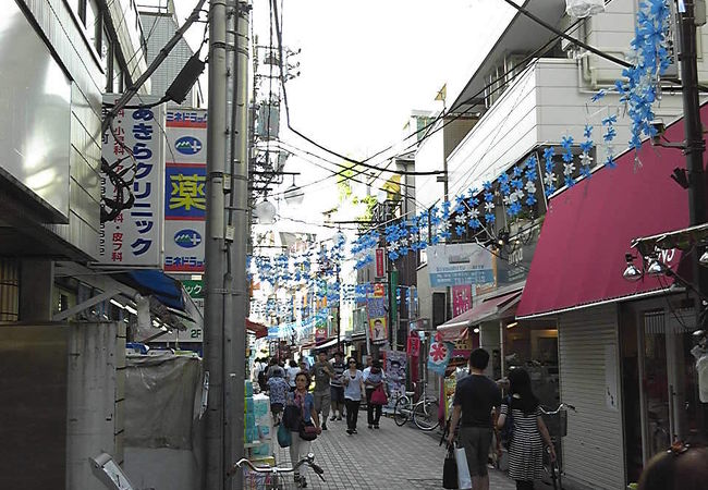 なかなかにぎやかな商店街