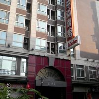 ホテルビルの全景