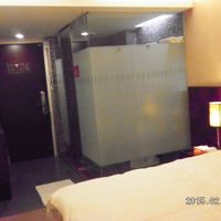 入り口近くのガラス張りのシャワールームを見る。