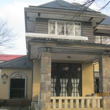 玄関の入口の彫刻も注意してください。