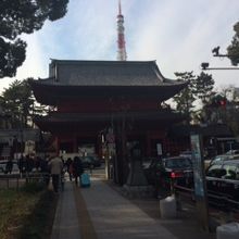 東京タワーが背後にそびえ立ちます。