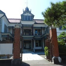 正面から見た建物全景