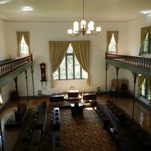 復元された県議会の議場