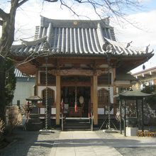 弁財天堂です。本堂は右手にあります。