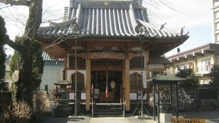 商店街の中にあるお寺です。