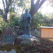 報徳二宮神社の入口付近の鳥居近くにありました。