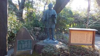 報徳二宮神社の入口付近の鳥居近くにありました。
