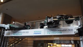 ツインタワー内の大型ショッピングモール