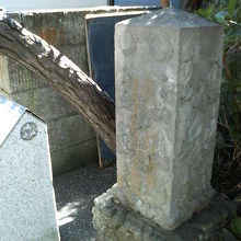 参道沿いにさりげなく建っています。