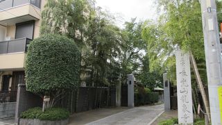 静かに、すっきりと佇んでいます