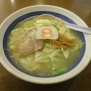 野菜たっぷりの塩ラーメンがおすすめ。犀川大橋店は朝まで営業！