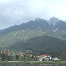 ヴィルトゼーからのゼーフェルターシュピッツェ（左）