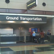 デンバー空港のRTDカウンターの様子