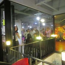 併設されているラテンダンススタジオ　外から見ることもできます