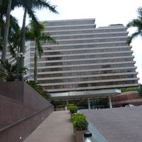 ヴィクトリア・ハーバーに面しています。