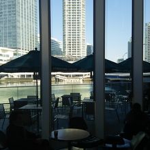 高い天井と明るいガラス越しにベイクォーターが見えます
