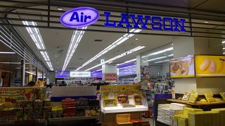 お土産類もあるコンビニ