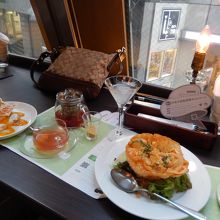 マンゴーワッフルとマンゴージンジャーティ。カクテルとエビマヨ