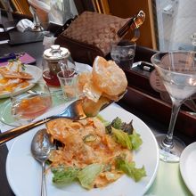 ちょい辛味のマヨネーズ味が面白いエビマヨはカクテルに合う。