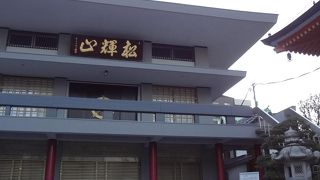 大鳥神社の隣にあります