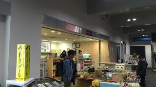 保安検査後の便利な売店