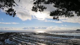 日の光を反射して美しい磯遊びの海岸