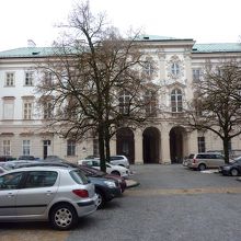 市庁舎として利用されており中庭には車も多数駐車しています