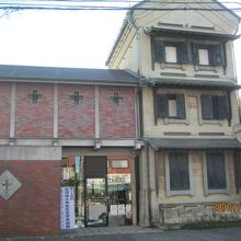 右側の建物が旧平野家の土蔵です。