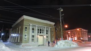 目の前のガソリンスタンドの照明を受け、仄かに浮かび上がる